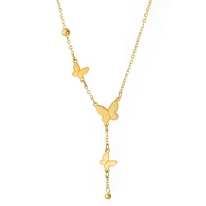 Gouden vlinder Y-ketting met elegant drievoudig hangerontwerp op een witte achtergrond