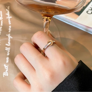 Anillo de oro rosa de 18 quilates con nácar blanco y hebilla grabada Love Forever