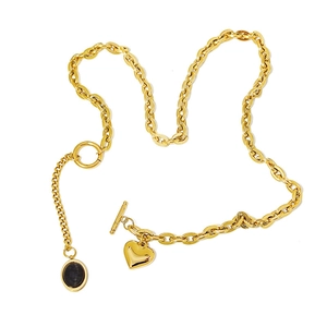 Collana dorata con pendente a cuore, pietra nera e chiusura con barra a T