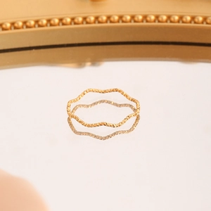 Elegante gouden golfring met een fonkelende gehamerde afwerking voor dames