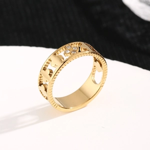 Anello dorato con design a quadrifoglio e farfalla traforato e zirconi brillanti