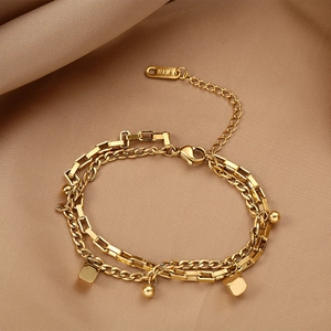 Elegante bracciale doppio strato in acciaio inossidabile placcato oro 18k con pendenti