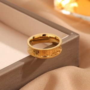 Goldener Drachenschuppen-Ring aus Titanstahl mit funkelnder Wabenstruktur-Gravur