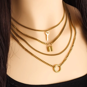 Gelaagde gouden ketting met sleutel, slot en ring hangers voor dames mode accessoires