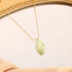 Chic pear-shaped green teardrop pendant necklace in gold titanium steel on silk