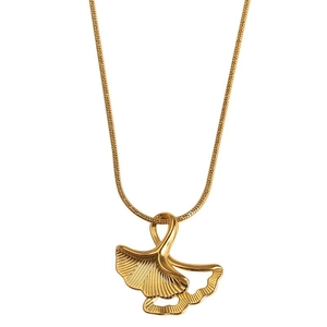Collier à pendentif feuille de ginkgo doré en acier titane plaqué or 18 carats chic