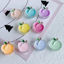 Macro-opname van perzikvormige harskralen in macaronkleuren voor DIY-sieradenaccessoires