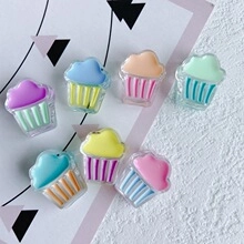 Macro-opname van kleurrijke hars cupcake bedeltjes voor DIY haaraccessoires en knutselwerkjes