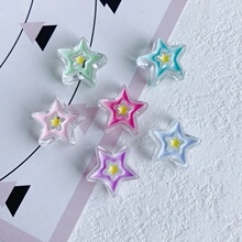 Detail van kleurrijke hars ster kralen voor DIY sieraden met gelaagd genest ontwerp