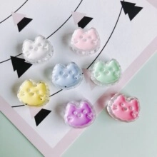 Detail van kleurrijke hars kattenhangers in pasteltinten voor DIY sieraden maken