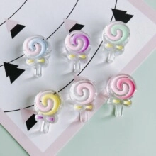 Macro-opname van kleurrijke spiraalvormige lolly-bedeltjes voor DIY-knutselwerkjes