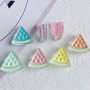 Flache Darstellung von Harz-Wassermelonen-Scheiben in Macaron-Farben für DIY-Zubehör