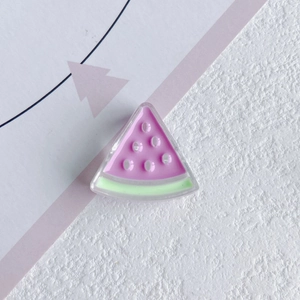 Nahaufnahme eines lila Wassermelonen-Anhängers aus Harz mit glänzender Textur für DIY-Schmuck