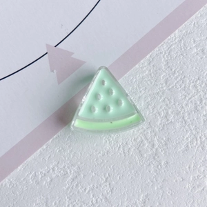 Makro-Detail von Wassermelonen-Harzanhänger für DIY-Schmuck mit Samenzellstrukturen