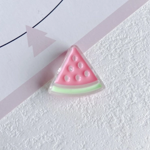 Detailansicht des Melonen-Anhängers aus Harz für DIY-Schmuck und Haargummis