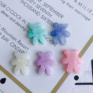 Kleurrijke matte hars beer bedeltjes met marmerpatroon voor sieraden en haaraccessoires