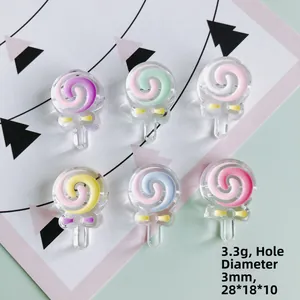 Detail van doorschijnende hars lolly bedeltjes in zes kleuren voor doe-het-zelf sieraden