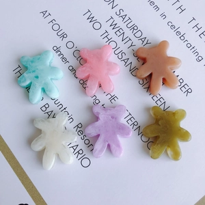 Zes kleurrijke matte beren bedeltjes van hars voor DIY haarspeldjes en sieraden