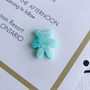 Detail van een muntgroene hars beer bedeltje met marmertextuur voor DIY haaraccessoires