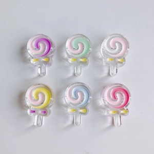 Dettaglio di accessori per lecca-lecca in resina colorata per fai-da-te con fiocchi