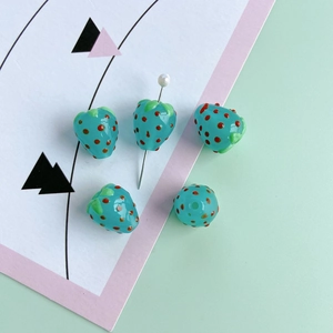 Detailansicht der türkisbeeren Perlen für DIY-Schmuck mit weißer Perlennadel
