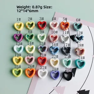 Vista plana de cuentas de cerámica de corazón 12x14mm en varios patrones de mármol y tinta