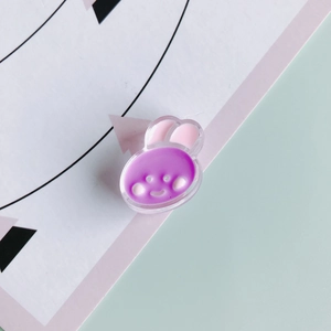 Macro-opname van paarse acryl konijn kraal voor DIY-accessoires en decoraties