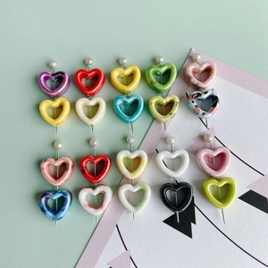 Bunte Marmoreffekt-Herzanhänger aus Keramik mit Perlen und Metallnadeln für DIY-Schmuck