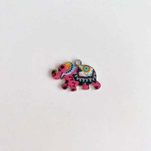 Détail d'un pendentif éléphant coloré style bohème pour création de bijoux DIY