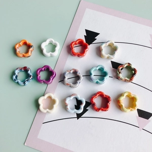 Cuentas florales huecas de colores para la fabricación de joyas hechas a mano y DIY