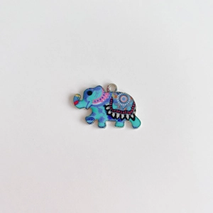 Détail d'un pendentif éléphant orné avec des motifs ethniques colorés et un anneau de suspension