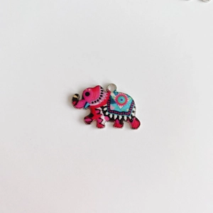 Détail d'un pendentif éléphant rose en métal avec motifs ethniques pour bijoux DIY