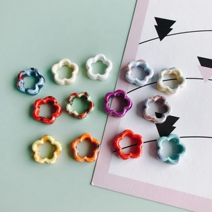 Cuentas de flores de cinco pétalos con textura de mármol para accesorios de joyería DIY