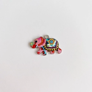 Gros plan d'un pendentif éléphant rose avec motifs ethniques colorés pour bijoux artisanaux