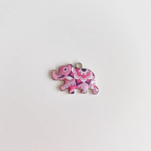 Détail du pendentif éléphant à motif floral rose avec anneau pour création de bijoux