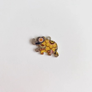 Vue détaillée d'un pendentif éléphant avec motifs floraux jaunes et marron complexes