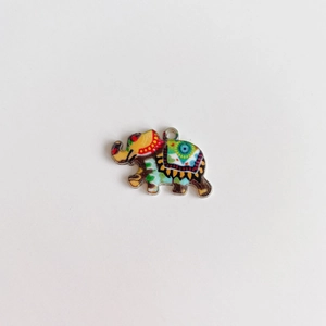 Détails d'un pendentif éléphant en métal coloré avec des motifs floraux mandalas ethniques
