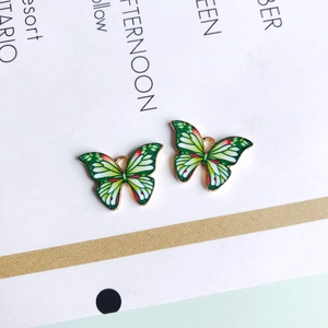 Detailansicht grüner Schmetterlingsanhänger aus Legierung mit feinem Blumenmuster