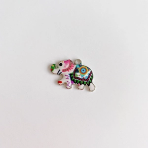 Détail du pendentif éléphant vintage avec motif floral ethnique aux couleurs vives