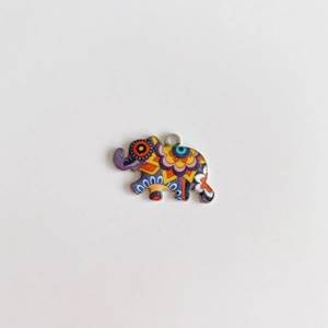 Vue détaillée du pendentif éléphant style bohème coloré avec motifs floraux en émail