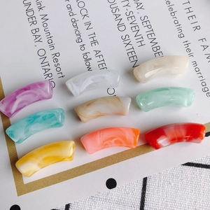 Mise à plat de perles acryliques courbées à texture marbrée pour bijoux DIY