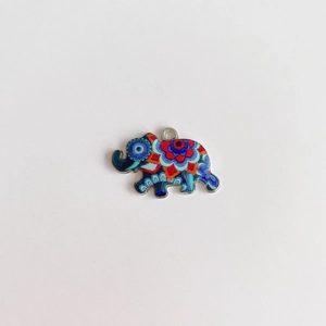 Vue détaillée d'un pendentif éléphant en émail avec motifs ethniques et anneau d'attache