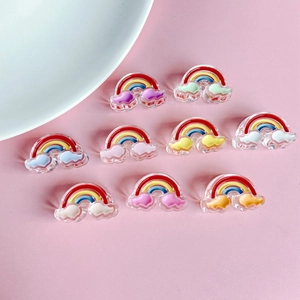 Gedetailleerde macro-opname van kleurrijke hars regenboog bedeltjes met pastelkleurige wolken voor DIY