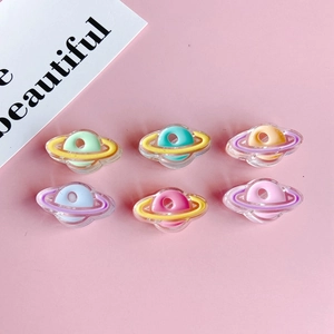 Set van kleurrijke planeetvormige hars DIY-accessoires met macaron-tonen