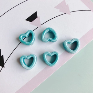 Set mit 5 seeblauen hohlen Herz-Keramikperlen für DIY Schmuckherstellung Zubehör