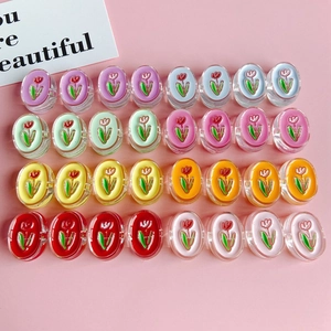 Platte lay van kleurrijke tulpenharsbedeltjes voor DIY-haaraccessoires en sieraden maken