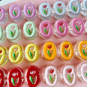 Macro-opname van kleurrijke tulp-bedeltjes van hars voor DIY-haaraccessoires en sieraden