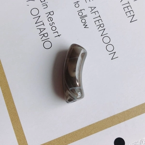 Détail de perle tube en acrylique marbré pour la création de colliers et bijoux DIY