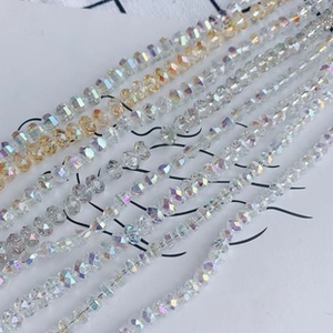 Détail de perles rondelles en cristal facetté avec revêtement AB pour bijoux DIY