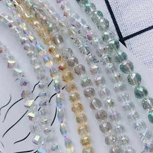 Gros plan de perles en cristal facetté multicolores avec finition AB pour bijoux DIY